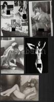 cca 1974 Pucéran és vidáman, 13 db fotó meztelen lányokról, 9x9 cm és 9x14 cm között / 13 erotic pho...