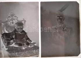 cca 1930 Katonák az egri Foto-GRÁF műteremben, kitüntetések, kézifegyverek, stb.),13 db vintage üveg...