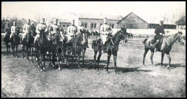 Az I. világháború hadszíntereiről, hadba vonuló budapesti katonákról készített fotók későbbi nagyítá...