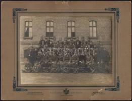 cca 1916 Gyalogezred katonáinak egy szakasza Nagyméretű tablókép kartonon. 32x25 cm
