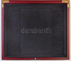 Az "Emlékérem az euróövezet országainak közös valutájáról" sorozat mágneszáras, fa díszdob...