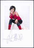 Szandi (Pintácsi Alexandra, 1976-) énekesnő aláírása az őt ábrázoló képen