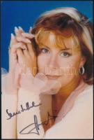 Szulák Andrea (1964-) énekesnő aláírása az őt ábrázoló képen