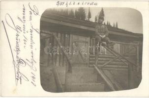 22 db régi K.u.K. katonai motívumlap, közte 2 fotóval, sok lap hátoldalán Tábori Tarackosezred Paran...