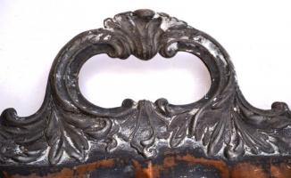 Nagyméretű réz füles tálca, gazdagon díszített spiáter peremmel ( egy helyen hiányos), gravírozott m...