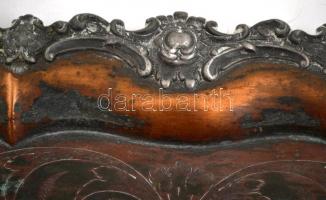 Nagyméretű réz füles tálca, gazdagon díszített spiáter peremmel ( egy helyen hiányos), gravírozott m...