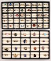 100 db-os ezüst ( Ag.) gyűrű gyűjtemény, különféle ásványokkal és szintetikus kövekkel, több jelzett, ékszertartó dobozban, 31×19 cm
