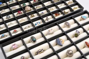 100 db-os ezüst ( Ag.) gyűrű gyűjtemény, különféle ásványokkal és szintetikus kövekkel, több jelzett...