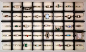 100 db-os ezüst ( Ag.) gyűrű gyűjtemény, különféle ásványokkal és szintetikus kövekkel, több jelzett...