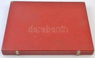 Lengyelország ~1960-1970. Sapkajelvények két bemutató lapon, nagyalakú bordó, csatos tartóban. A szá...