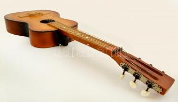 Feles gitár, félig fém-, félig nejlonhúrokkal, m: 83,5 cm