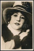 1960 Sándor Erzsi (1885-1962) operaénekesnő aláírása őt magát ábrázoló fotólap hátulján + fotó