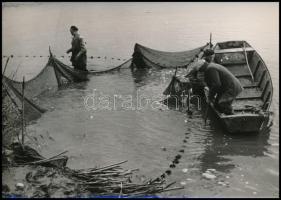 ca 1979 Balatoni halászok, 3db vintage fotó, 17x23,5 cm