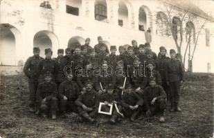 Marosvásárhely, Targu Mures; katonák csoportképe a laktanya előtt / soldiers group in front of the barracks. Kántor János photo
