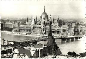 Budapest - 8 db főleg MODERN városképes lap az Országházról, közte 1 régi és 1 reprodukció / 8 MODERN town-view postcards of the Parliament, among them 1 pre-1945 postcard and 1 reproduction