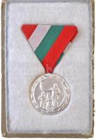 1951. Anyasági Érdemérem III. fokozata ezüstözött fém kitüntetés mellszalagon, sérült adományozói tokban T:2 Hungary 1951. Maternity Merits Medal 3rd Class silver plated metal medal with ribbon in damaged original case C:XF