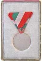 1951. "Anyasági Érdemérem III. fokozata" ezüstözött fém kitüntetés mellszalagon, sérült ad...