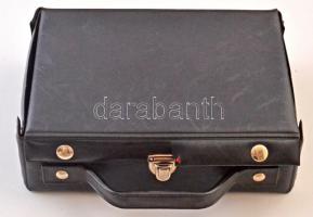 Éremtároló koffer, 7db tálcával és zárófedővel, használt, kis sérülésekkel, de jó állapotban