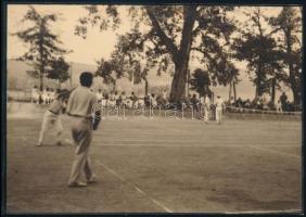 cca 1930-1940 Ungvár, 3 db teniszfotó, hátuljukon feliratozva, az egyik sérült, 13×18,5 cm