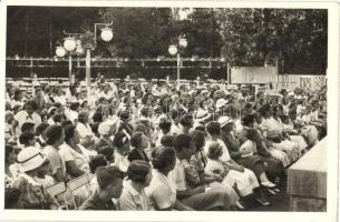 1934 Siófok, Kaszinó kerthelyisége, délutáni előadás közönsége. photo