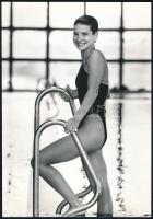 Egerszegi Krisztina (1974-) ötszörös olimpiai bajnok, többszörös Európa- és világbajnok magyar úszó, Varga Zsolt fotó,a hátoldalán pecséttel jelzett, 24x16 cm