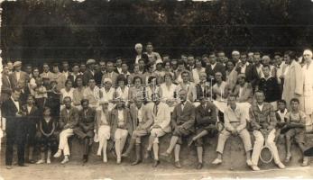 Ungvár, Uzhorod; teniszpálya, teniszező hölgyek és urak csoportképe / tennis court, tennis players' group photo. Kántor photo (vágott / cut)