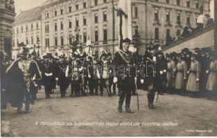 Budapest, IV. Károly király koronázása, a képviselőház és főrendiház tagjai elnökeik vezetése mellett felvonulnak, Erdélyi felvétele + Pestújhelyi Önkéntes Tűzoltóegyesület Parancsnoksága pecsét a hátoldalon