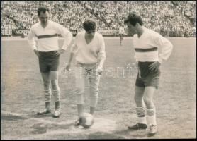 cca 1960-1970 2 db fotó a Színész-Újságíró Rangadóról, különböző méretben + a SZÚR-ról tudósító újsá...