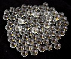 90 db átlátszó üveggolyó és 65 db üvegpötty, d:1,5-2 cm