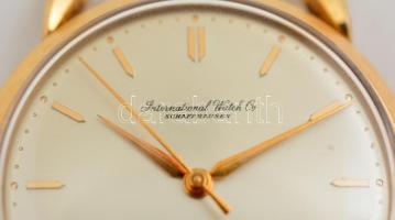 cca 1950 IWC Schaffhausen 18K arany karóra. Szép, működő  állapotban, jelzett tokkal és szerkezettel...