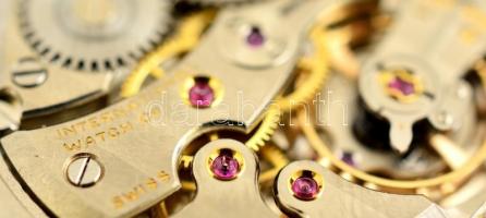 cca 1950 IWC Schaffhausen 18K arany karóra. Szép, működő  állapotban, jelzett tokkal és szerkezettel...