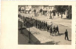 1938 Német piloták felvonulása egy ismeretlen város utcáján / German military pilots parade on the street of an unknown town. photo
