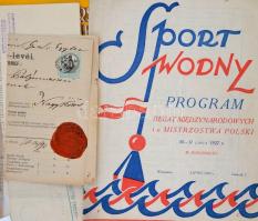 cca 1850-1950 Vegyes papírrégiség tétel sok okmány, reklám, néhány azonosításra váró fotó. Érdemes m...