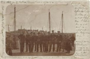 1902 Pola, osztrák-magyar haditengerészet matrózai a kikötőben, csoportkép / K.u.K. Kriegsmarine mariners at the port, group photo (EK)