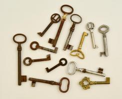 13 db különféle régi és modern kulcs, h:7-12 cm