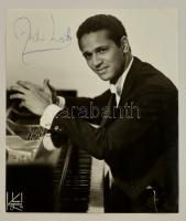 André Watts (1947-) zongoraművész nagyméretű, dedikált fotója első budapesiti koncertjéről. Kis szakadással / autograph signed photo 19x22 cm