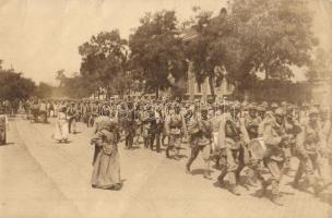 1914 Nagybecskerek, katonai zászlóalj indul a harctérre / WWI K.u.K. military batallion leaving for the battlefield in Zrenjanin, photo (fa)