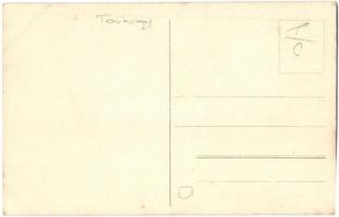 Torbágy, Biatorbágy; kirándulók a "Vendéglő a Szerelem Bolondjaihoz" táblájával, photo