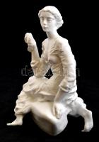Tóth Valéria (1943-): Ülő nő koszorúval. Hollóházi biszkvit porcelán, jelzett, hibátlan, m:30 cm