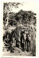 Oubangui, Village Pygmé (Babinga / Ubangi, Pygmy (Mbenga) folklore, nude women from Cameroon