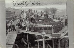 1907 Egy (511) uszályhajó építése közben munkásokkal / Building a barge with workers, photo (EK)