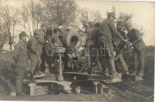 30,5 cm-es mozsárágyú töltés közben katonákkal / WWI K.u.K. military, soldiers loading the 30,5 cm mortar cannon, photo