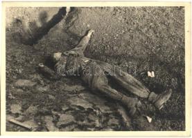 Zena SS kleza byla v tanken / WWII dead SS soldier taken out of a tank, photo (12 cm x 8,5 cm)
