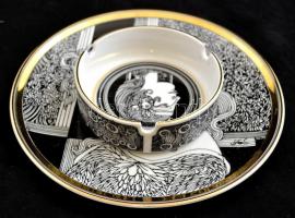 Hollóházi Szász Endre által tervezett kis tányér és hamutartó, matricás, jelzettek, apró kopásokkal,...