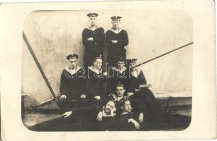 1916 SMS Viribus Unitis osztrák-magyar Tegetthoff-osztályú csatahajó matrózai / K.u.K. Kriegsmarine, mariners group photo + stamp on the backside (EK)