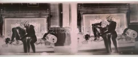 cca 1970 Pornó felvételek negatívjai, 24
db (3x8 kocka), dobozban, tekercsben, 6x9 cm