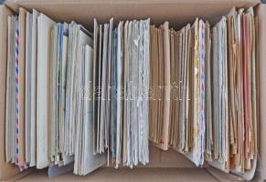 Kb. 500 db levél, képeslap, kártya dobozban. Vegyes böngészde / Cca. 500 letters, postcards, cards i...