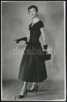 1959 A hölgy ékszerekkel. Fotó: Falus, hátoldalán feliratozva, 11,5x17,5 cm