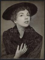 Falus Károly: A hölgy perzsa prémmel, vintage fotóművészeti alkotás, hátoldalán pecséttel jelzett, 24x18 cm