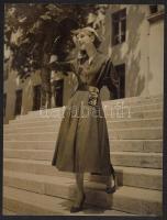 Falus Károly: A hölgy a lépcsőn, vintage fotóművészeti alkotás, hátoldalán pecséttel jelzett, 24x18 cm